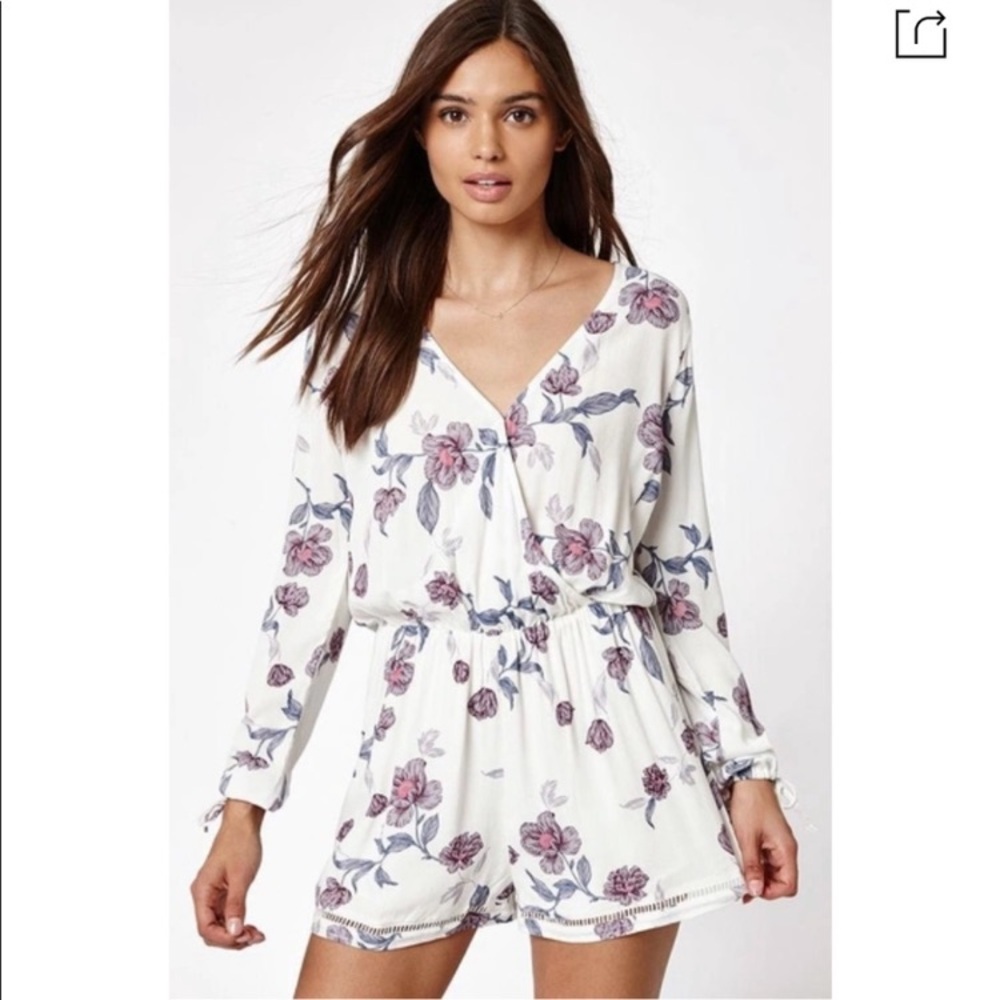 *Kendall & Kylie White Floral Surplice Long Sleeve Large Romper #F